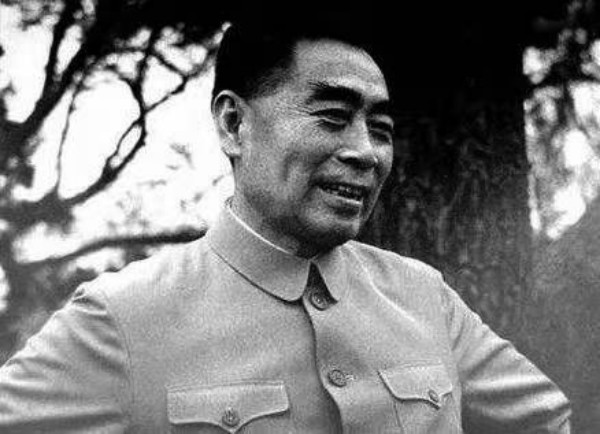 周恩來在宋家花園做抗戰時事報告.jpg